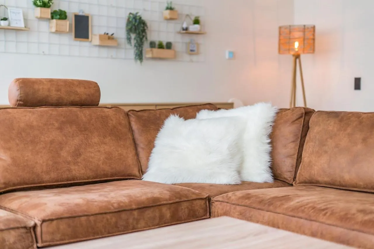 Ruim En Warm Appartement In De Winkelstraat Van Oostende Διαμέρισμα